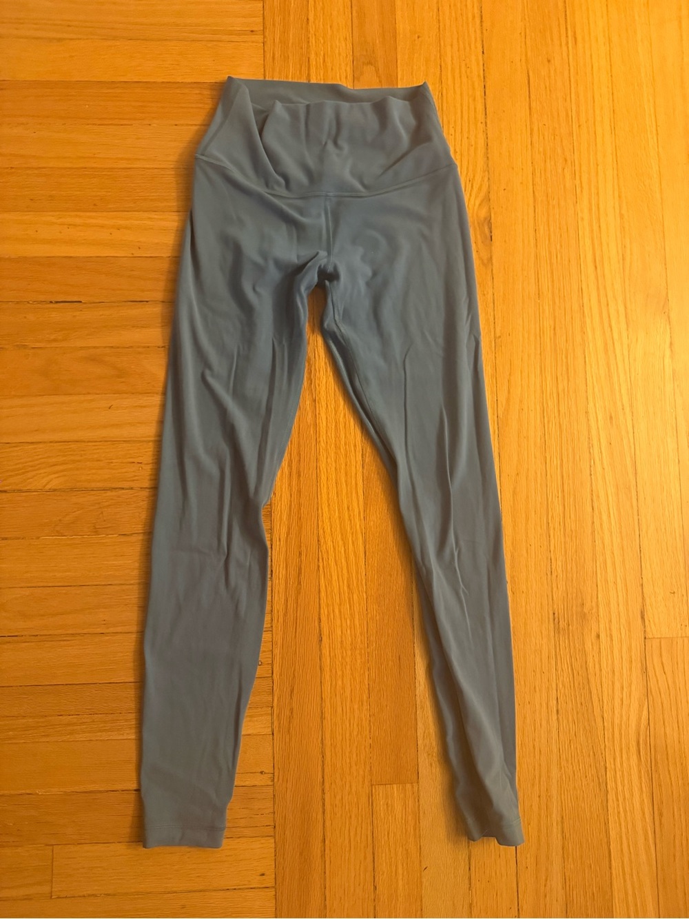 Blue Lululemon aligns one tiny hole near knee size 6